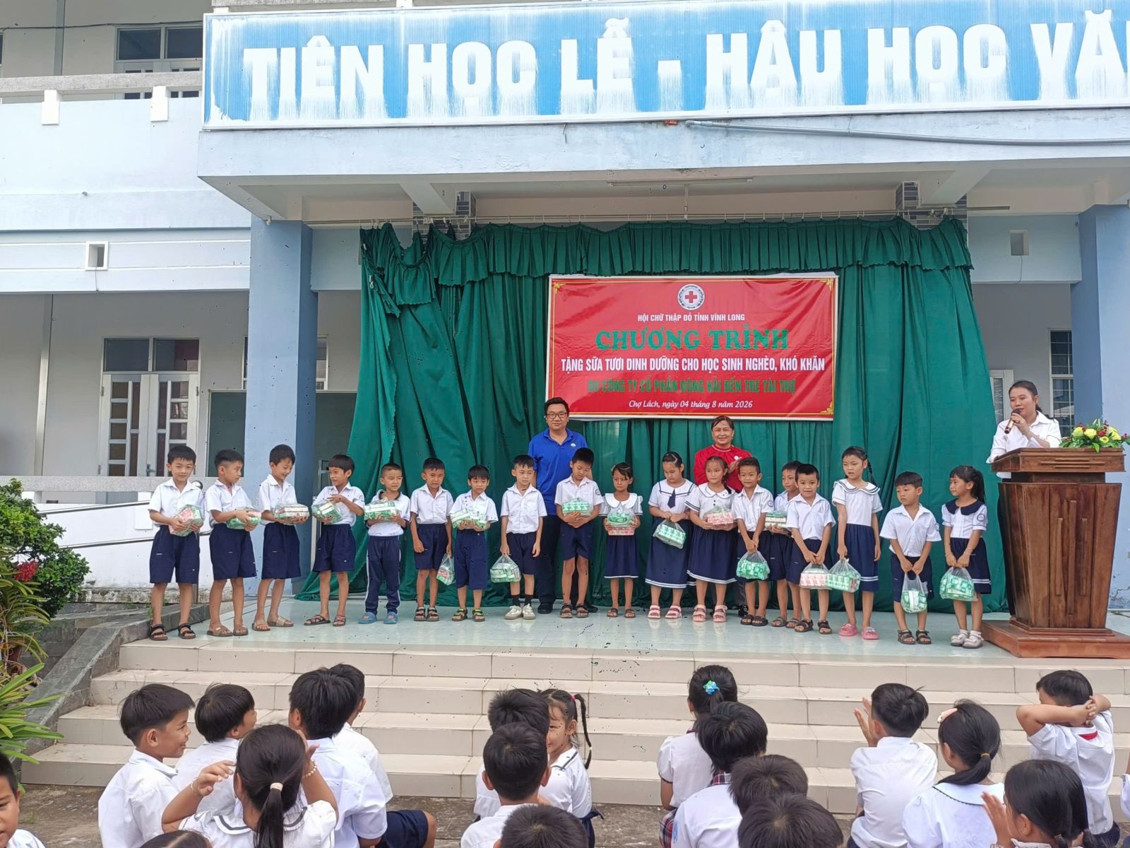 CÔNG TY CỔ PHẦN ĐÔNG HẢI BẾN TRE ĐỒNG HÀNH CÙNG HỌC SINH CÓ HOÀN CẢNH KHÓ KHĂN TẠI TRƯỜNG TIỂU HỌC HÒA NGHĨA B